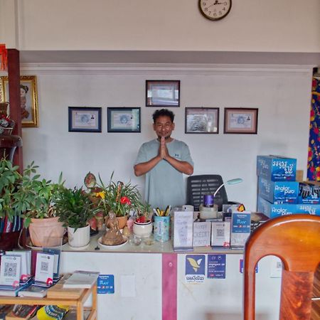 Manel Guesthouse And Restaurant 센 모노롬 외부 사진