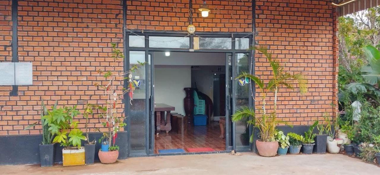 Manel Guesthouse And Restaurant 센 모노롬 외부 사진