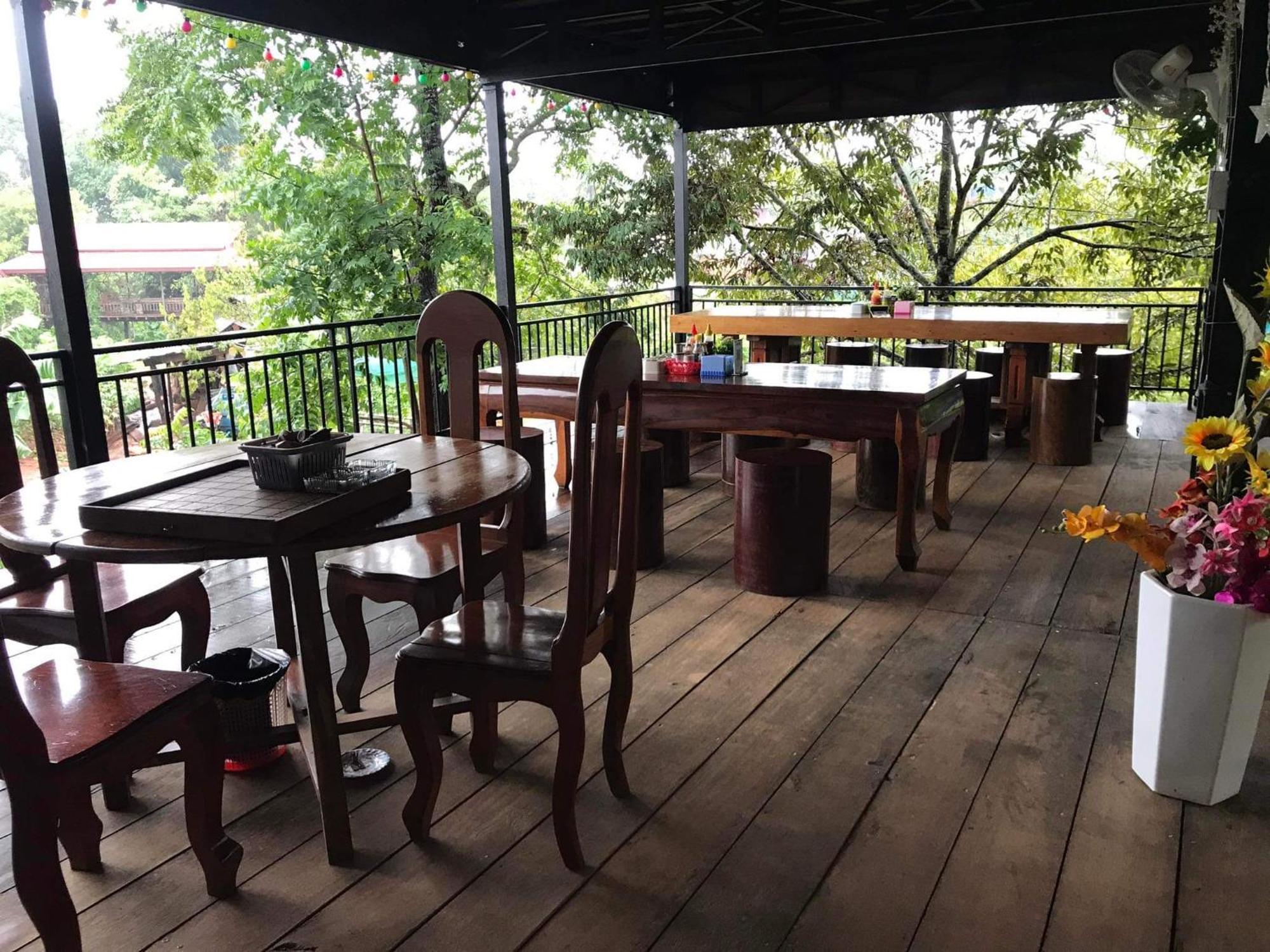 Manel Guesthouse And Restaurant 센 모노롬 외부 사진