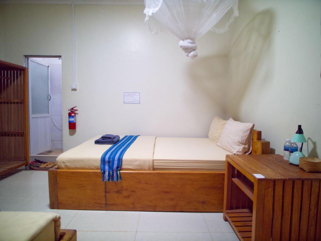 Manel Guesthouse And Restaurant 센 모노롬 외부 사진