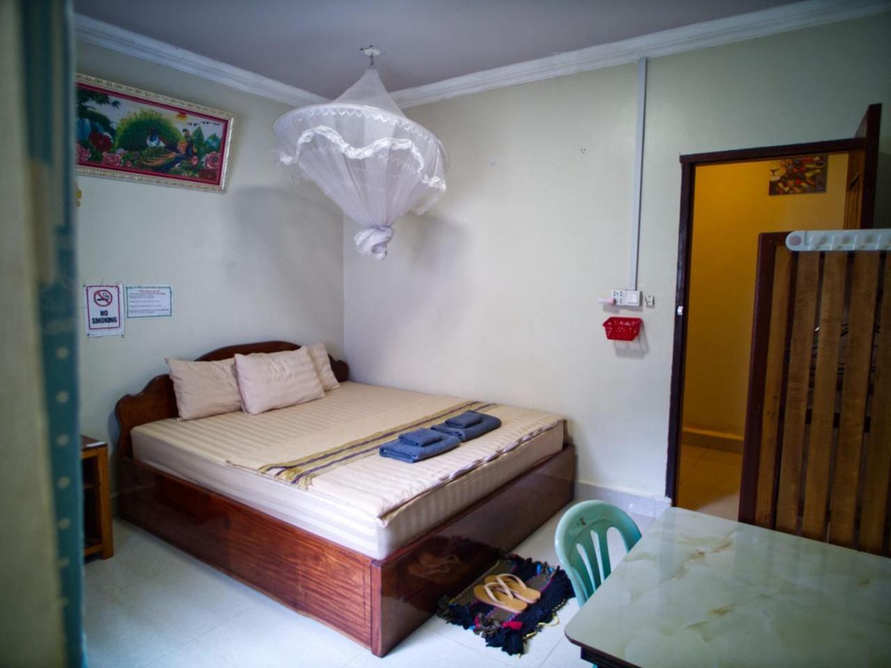 Manel Guesthouse And Restaurant 센 모노롬 외부 사진