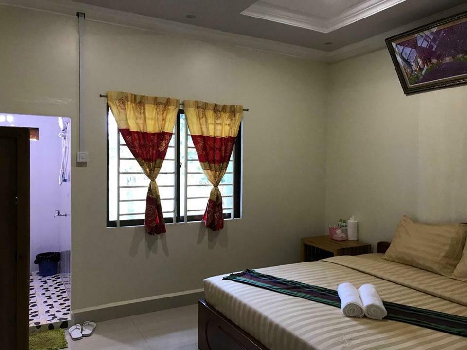 Manel Guesthouse And Restaurant 센 모노롬 외부 사진