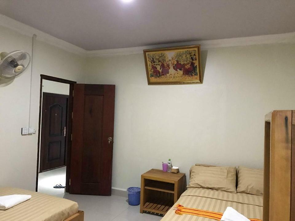 Manel Guesthouse And Restaurant 센 모노롬 외부 사진
