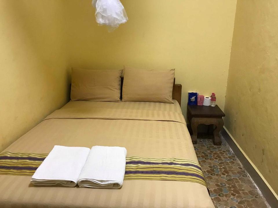 Manel Guesthouse And Restaurant 센 모노롬 외부 사진