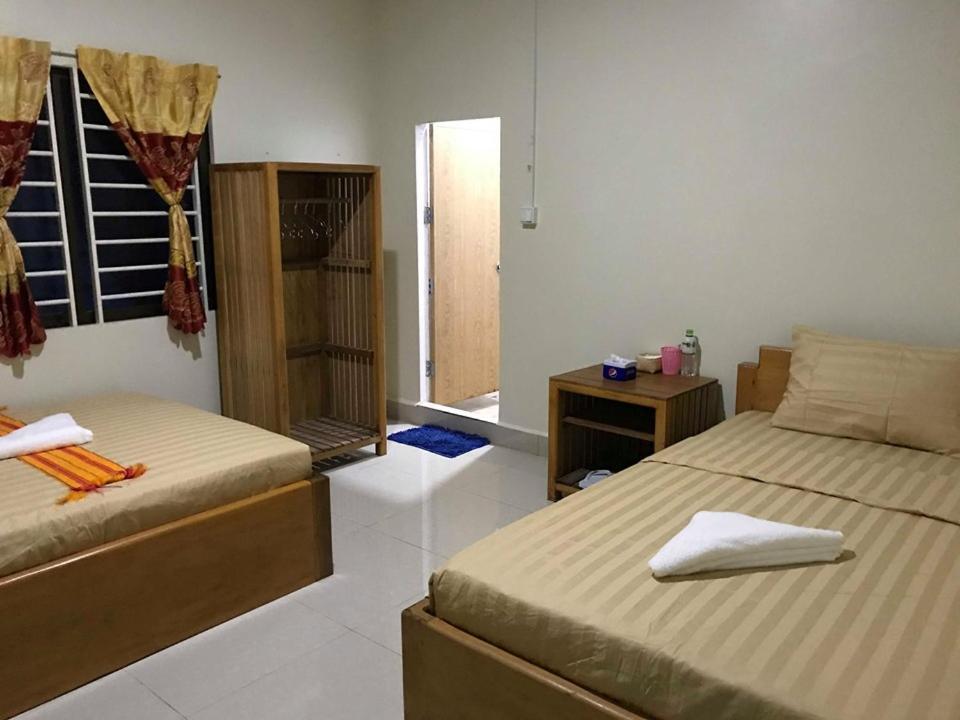 Manel Guesthouse And Restaurant 센 모노롬 외부 사진
